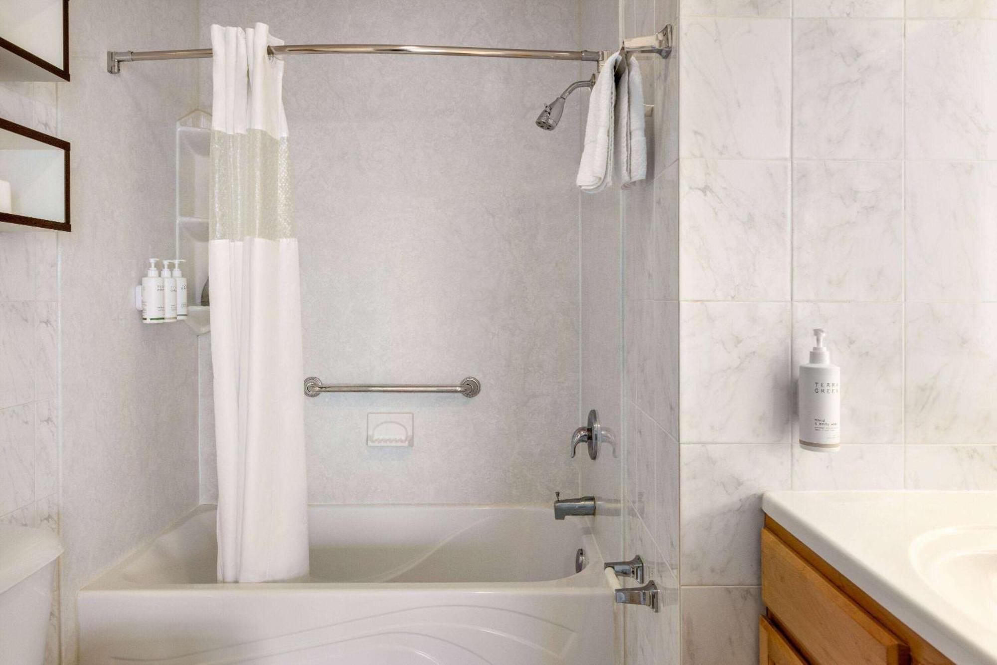 Howard Johnson By Wyndham Ocean City Oceanfront Екстер'єр фото