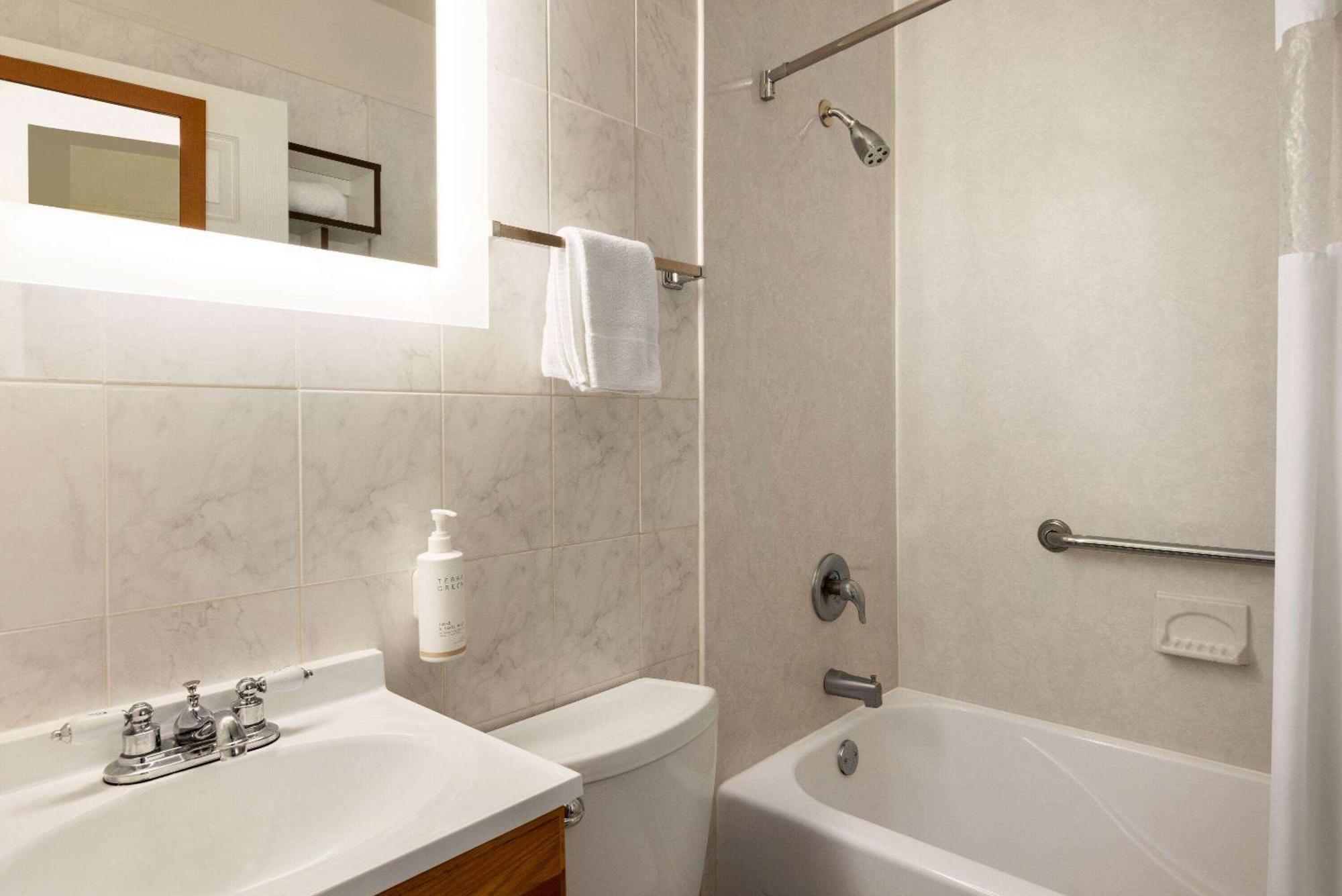 Howard Johnson By Wyndham Ocean City Oceanfront Екстер'єр фото