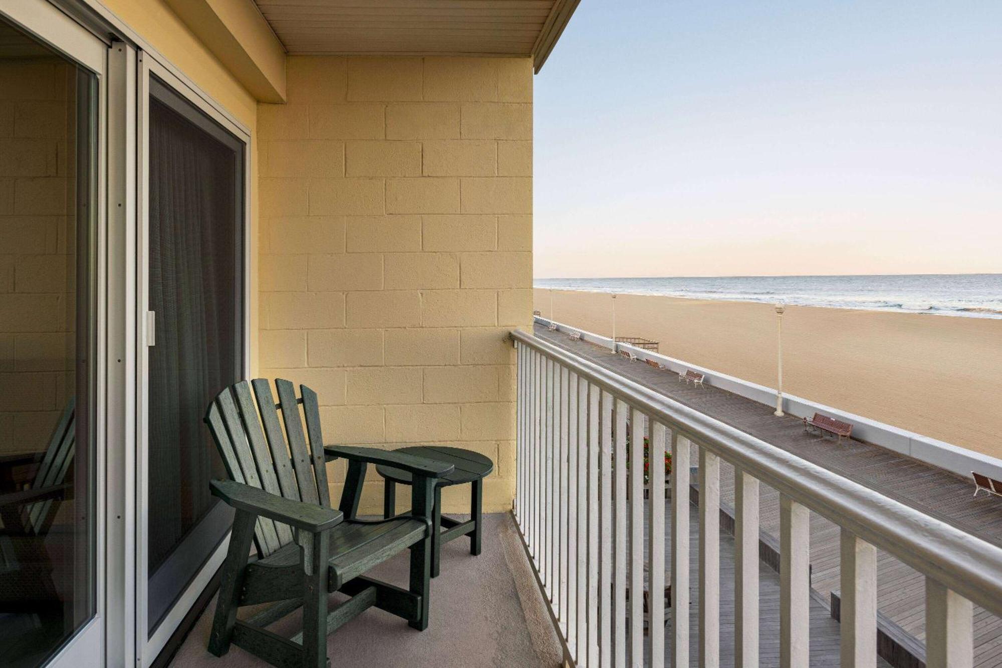Howard Johnson By Wyndham Ocean City Oceanfront Екстер'єр фото