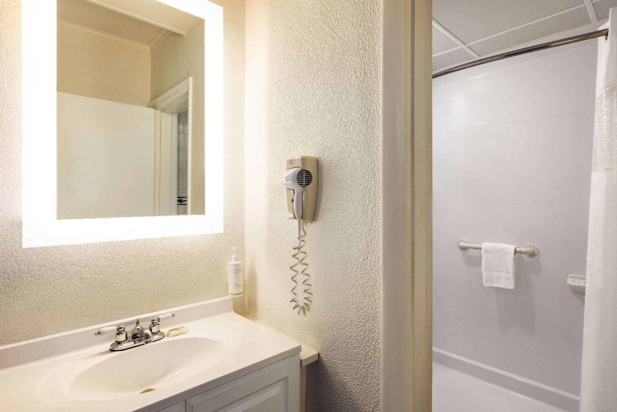 Howard Johnson By Wyndham Ocean City Oceanfront Екстер'єр фото